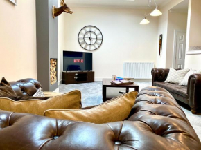 Luxurious 2 Bedroom Apartment in Elgin - Free Parking, Free WiFi - Lesmurdie House